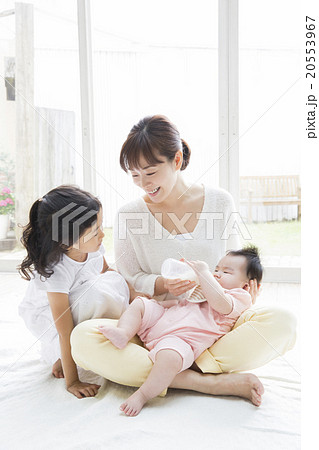 あぐら 女の子 子供の写真素材