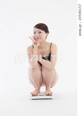 体重計に乗る女性の写真素材