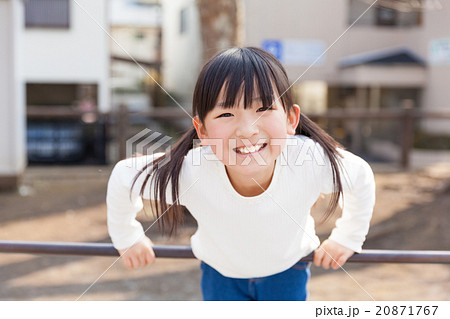 女の子 鉄棒 女性 小学生の写真素材