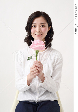花 両手 日本人 持つ 女性 ライフスタイル 屋内の写真素材