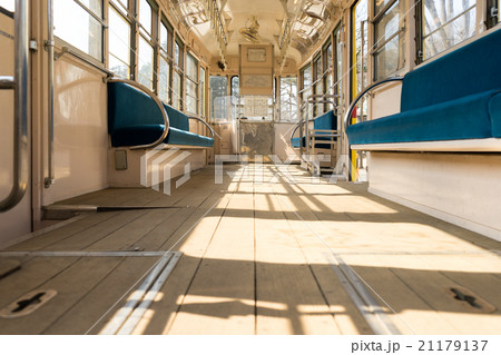 電車 車内 都電 チンチン電車の写真素材