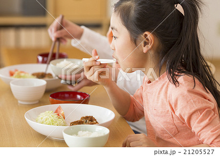 食事 食べる 横顔 お箸 食べ物の写真素材