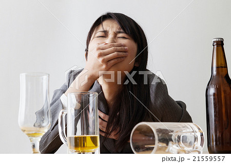 ビール 女性 酔っ払い 吐くの写真素材