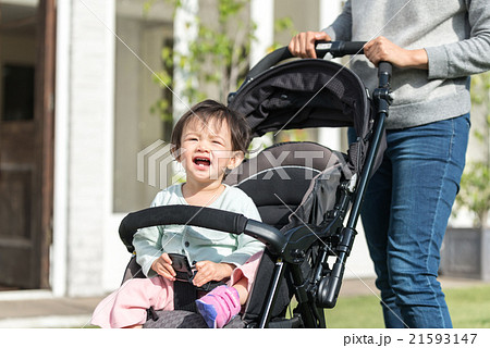 赤ちゃん ベビーカー 泣く 屋外の写真素材
