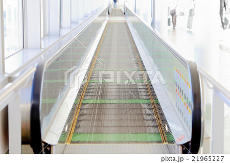 オートウォーク ムービングウォーク 動く歩道 長いの写真素材