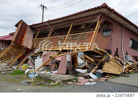 被災アパート 被災住宅 家屋倒壊 建物損壊の写真素材