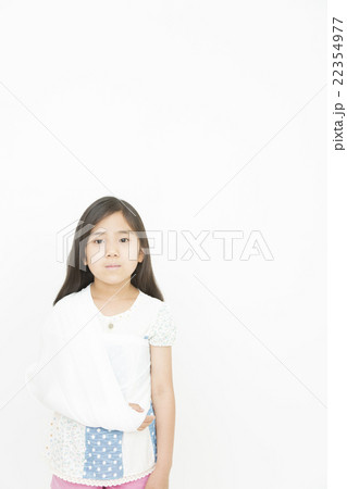 子供 三角巾 骨折 女の子の写真素材