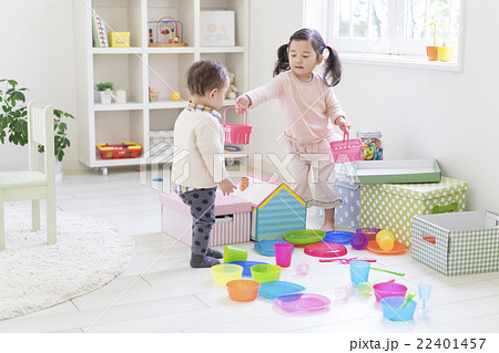 幼児 姉弟 子供部屋 遊ぶの写真素材