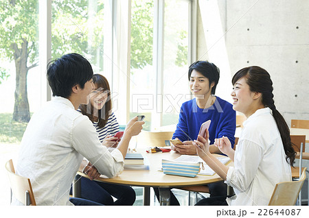 大学生 友達 会話 カフェの写真素材