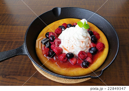 パンケーキ ホットケーキ スキレット 生クリームの写真素材