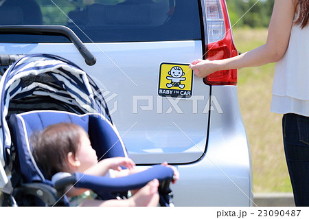 車 軽自動車 赤ちゃん乗車中 ベビーインカーの写真素材