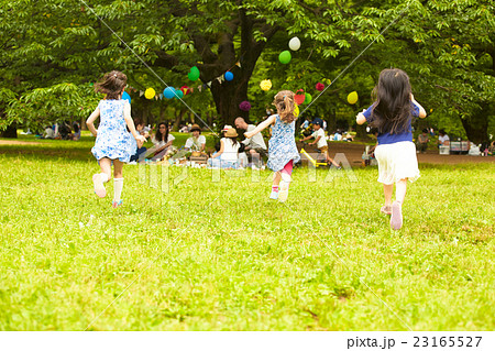 子供 外国人 後姿 人物の写真素材 Pixta