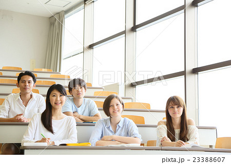 大学生 講義室 大学 学生の写真素材