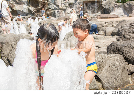 小学生　水遊び　裸 子供 水遊び 女の子 裸の写真素材 - PIXTA