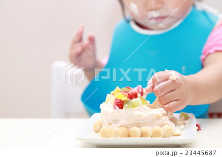 赤ちゃん 手掴み食べ 誕生日ケーキ 誕生日の写真素材 Pixta