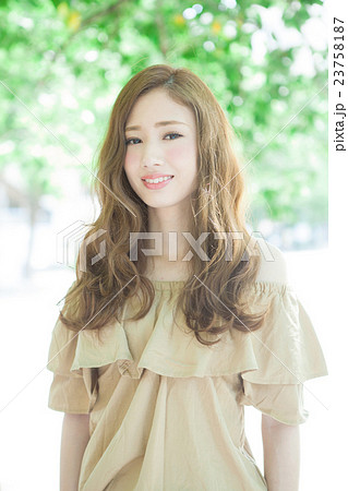 女性 カットモデル ヘアスタイル 髪型の写真素材