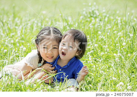 子供 姉弟 笑顔 抱きつくの写真素材