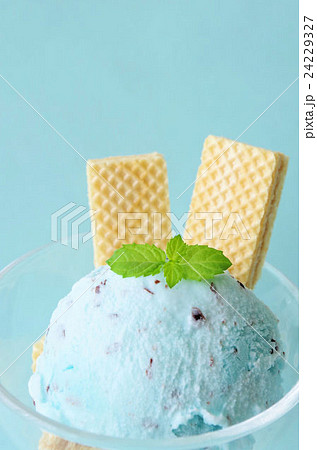 チョコミントアイスクリームの写真素材