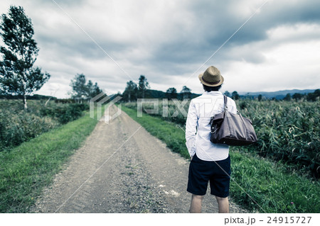 男性 後姿 旅人 旅行の写真素材