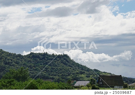 田舎 入道雲 青空 五重塔の写真素材