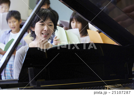 授業 先生 ピアノ 音楽の写真素材