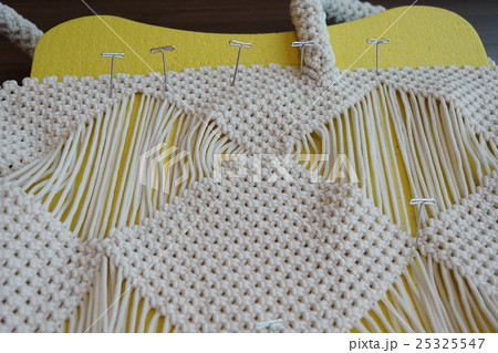 マクラメ 編む 編み物 平編みの写真素材