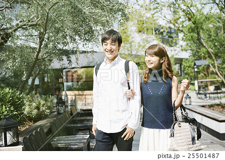 デート カップル 男女 腕を組むの写真素材