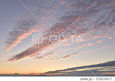 夕焼け ピンク色 夕焼け雲 巻積雲の写真素材