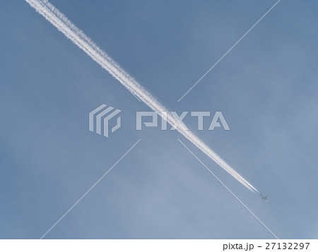 消滅飛行機雲の写真素材