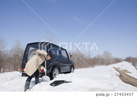 スタック 雪道 自動車 女性の写真素材