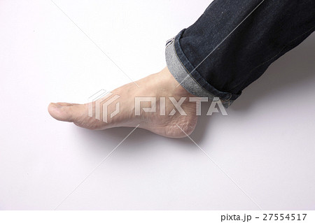 男性 足 裸足 右足の写真素材