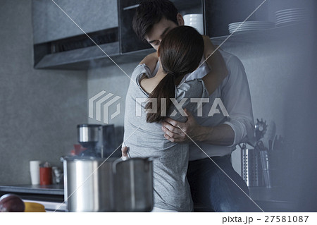 キッチン ドラマチック 恋愛 後ろ姿の写真素材