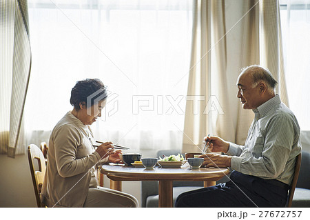 テーブル 向き合う 男女 カップルの写真素材 テーブル 向き合う 男女 カップルの写真素材