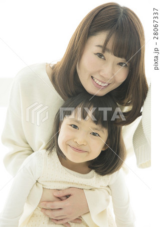 子供 女の子 全身 抱きしめるの写真素材