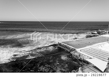 豪州 シドニー 浜辺 白黒の写真素材