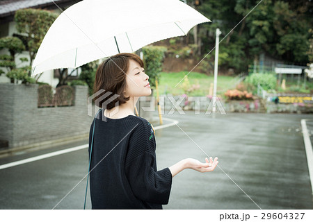 梅雨 雨 女の子 買い物の写真素材