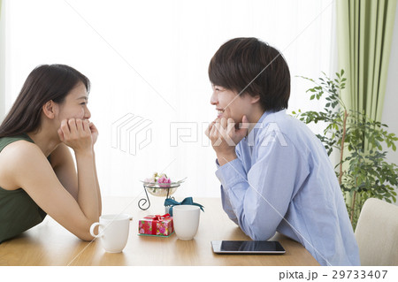テーブル 向き合う 男女 カップルの写真素材