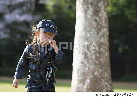 女の子 ホイッスル 笛の写真素材