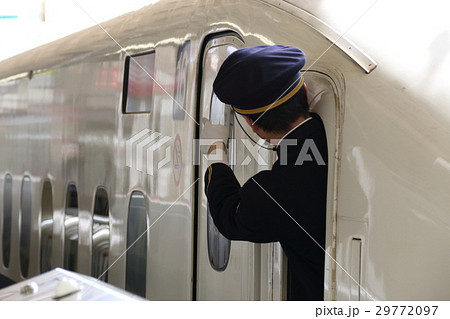 乗務員 安全確認 車掌 東海道新幹線の写真素材