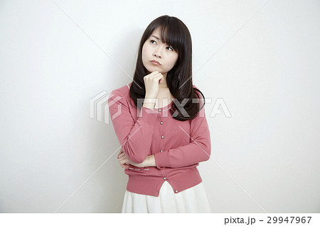 顎に手をやる 手をつくの写真素材