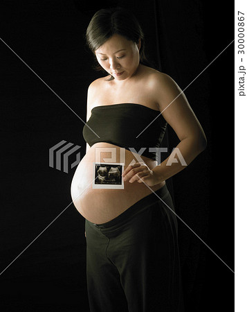 熟女 妊娠 妊婦 身重の写真素材