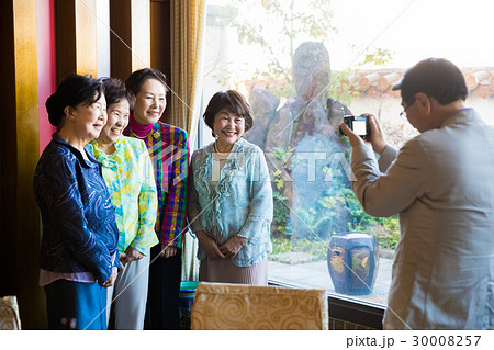 女性 シニア 同窓会 記念撮影の写真素材