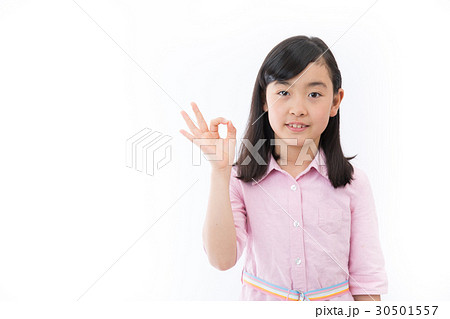 子供 女の子 Ok Okサインの写真素材