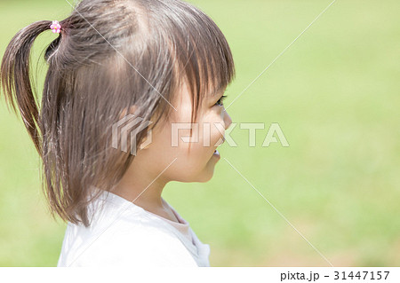 横顔 人物 女の子の写真素材