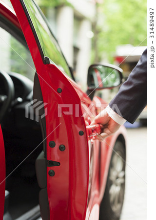 開ける ドア 車 手の写真素材