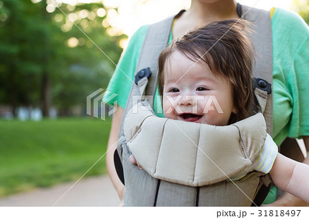 赤ちゃん 新生児 白人 ハーフ 男の子 アップ 顔の写真素材