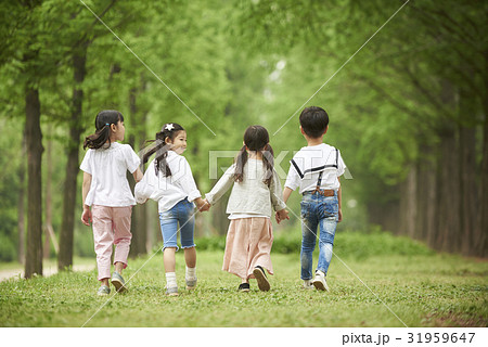 モーション 手を引く 手をにぎる 子供同士の写真素材