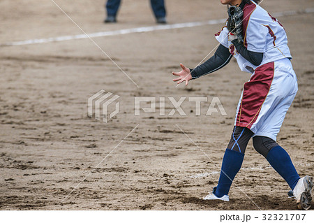 ソフトボール ピッチャー スポーツ 女子の写真素材