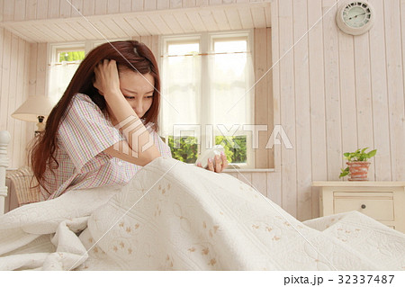 ボサボサ頭 寝起き 女の写真素材