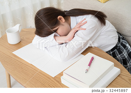 勉強 女の子 デスク 居眠りの写真素材 Pixta